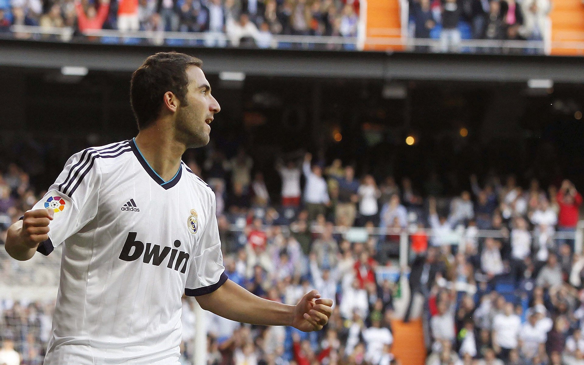 “德甲激烈比拼，领头羊不断迎战挑战”，德甲老大