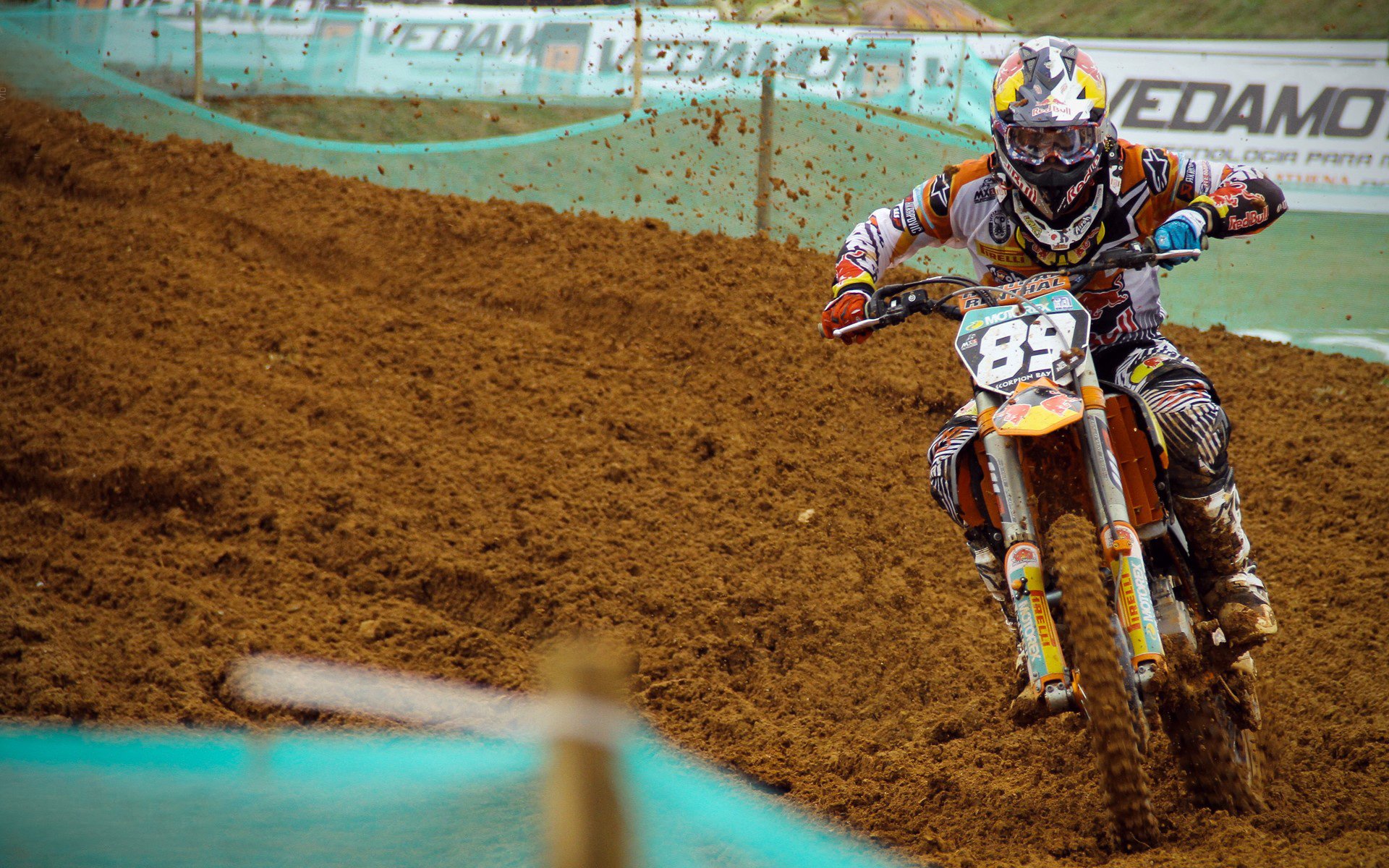 赛场突发事件：意外场面引发热议，比赛现场突发情况应对